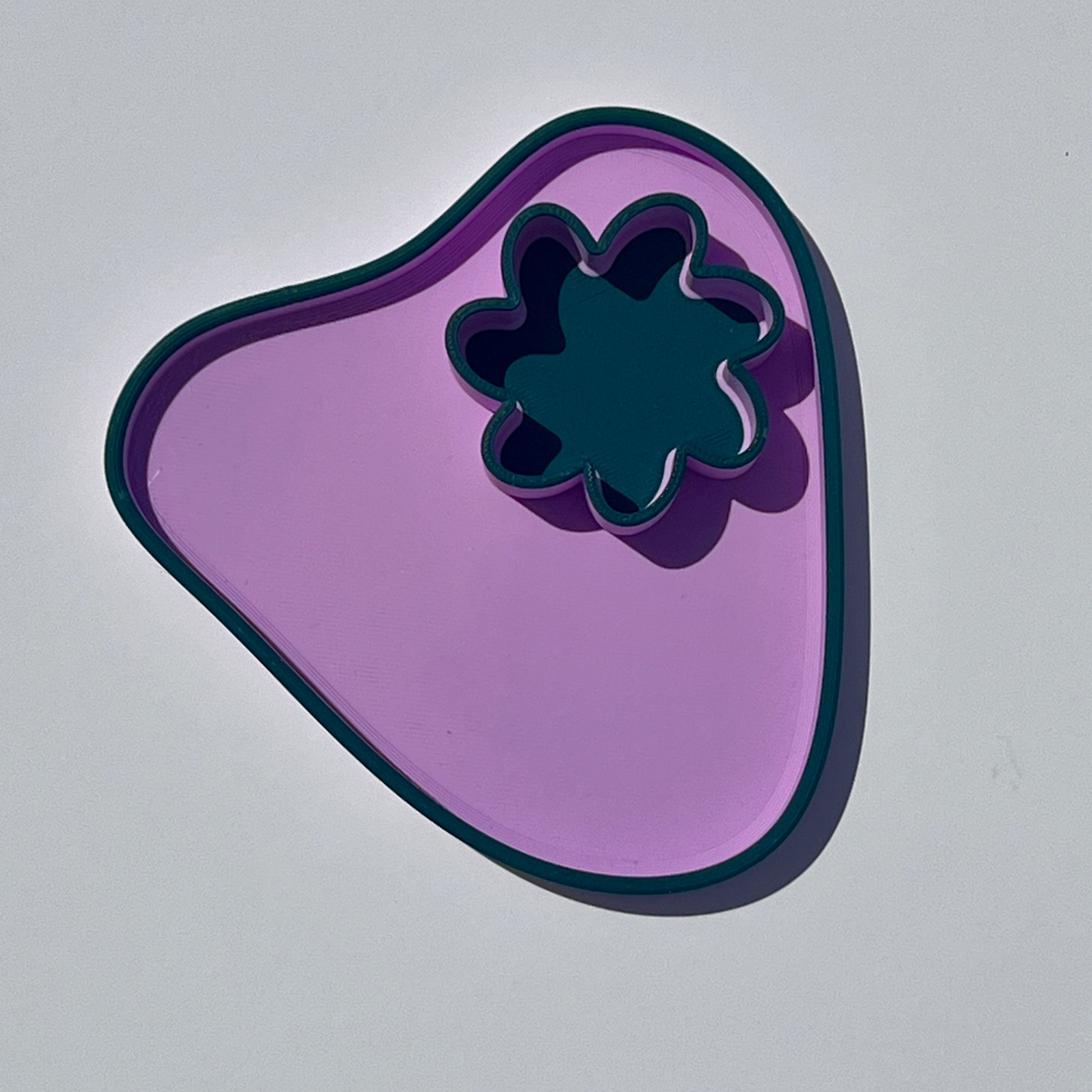 Nature-inspired lilac trinket tray with contrasting purple and Morandi green details and a matching flower-shaped mini dish.
